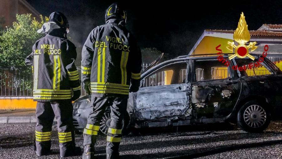 Due auto incendiate nella notte ad Abbasanta