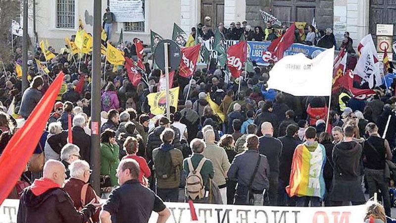 Corteo NoRigass, il sindaco Ferrari dopo la contestazione: «Non è la mia piazza»