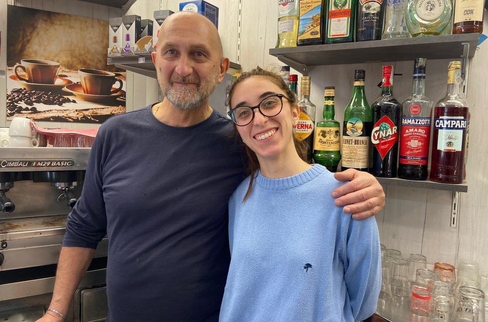 Brioche, cappuccini, giornali e chiacchiere. Così il Bar Redi festeggia trent’anni di attività