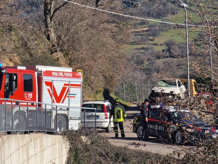 Si schianta con l’auto su un costone di terra a Ollolai: 27enne grave