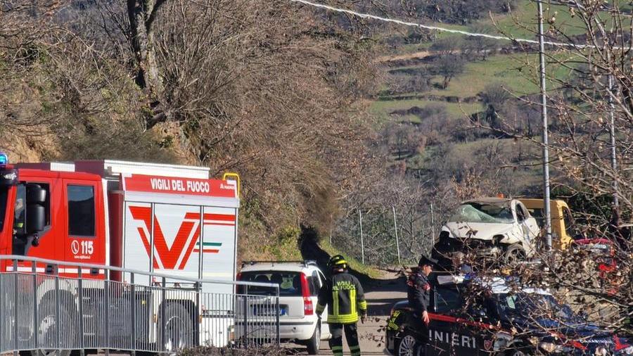 Si schianta con l’auto su un costone di terra a Ollolai: 27enne grave