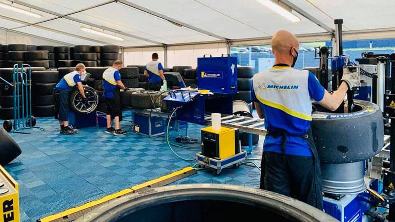 L’azienda livornese cerca personale per le gare su pista: «Ma nessuno lavora nel weekend»