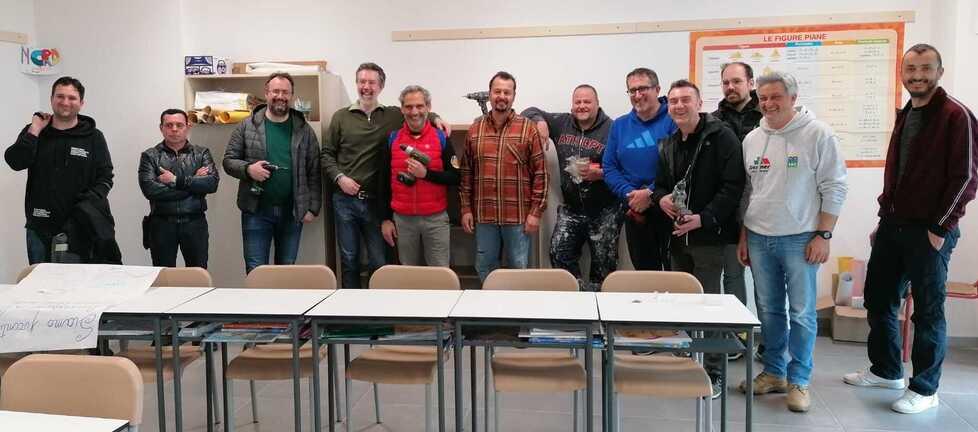 Undici librerie nuove nella scuola grazie al team dei babbi-volontari