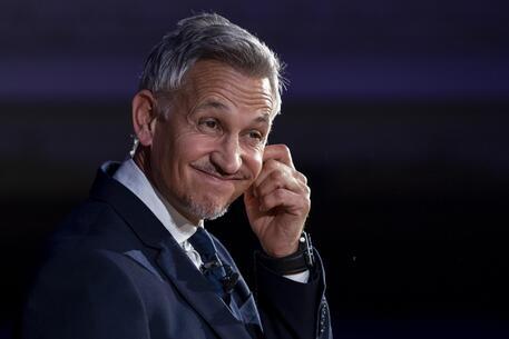 
	L&rsquo;ex attaccante e stella del calcio inglese Gary Lineker sospeso dalla Bbc

