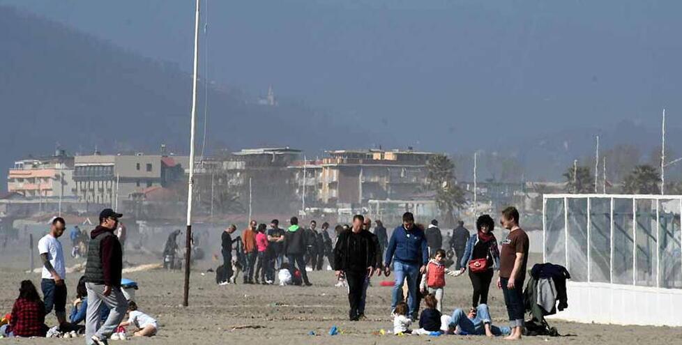 La spiaggia libera all’ex bagno Marino diventa “attrezzata”