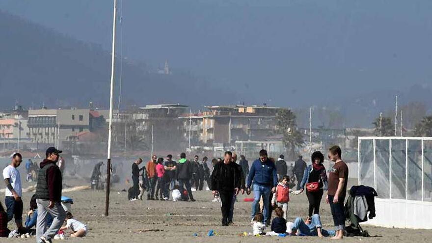 La spiaggia libera all’ex bagno Marino diventa “attrezzata”