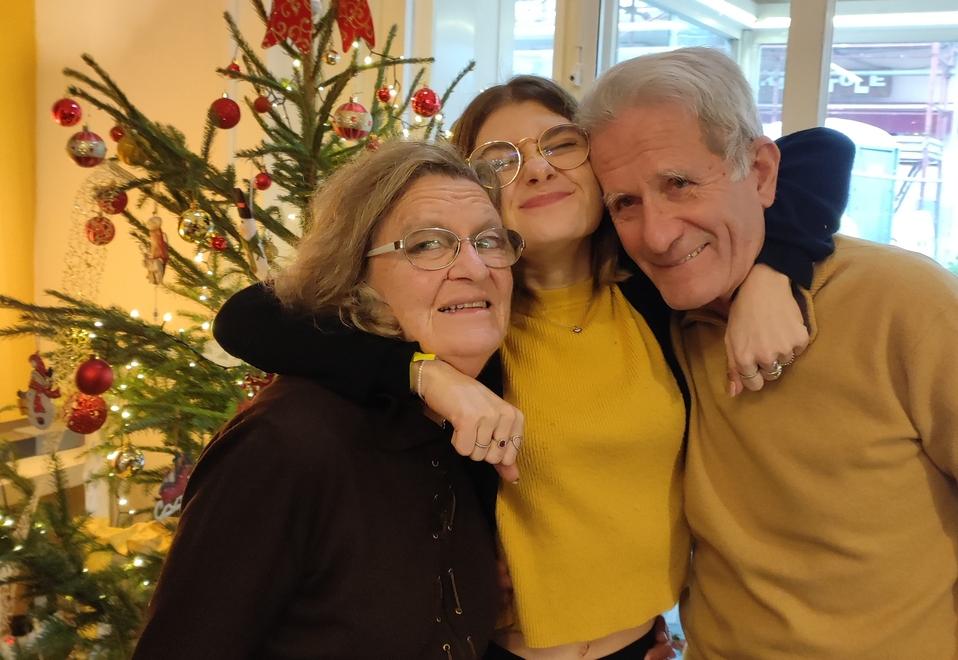 Giulia Lorenzetti con i nonni Antonio e Roberta