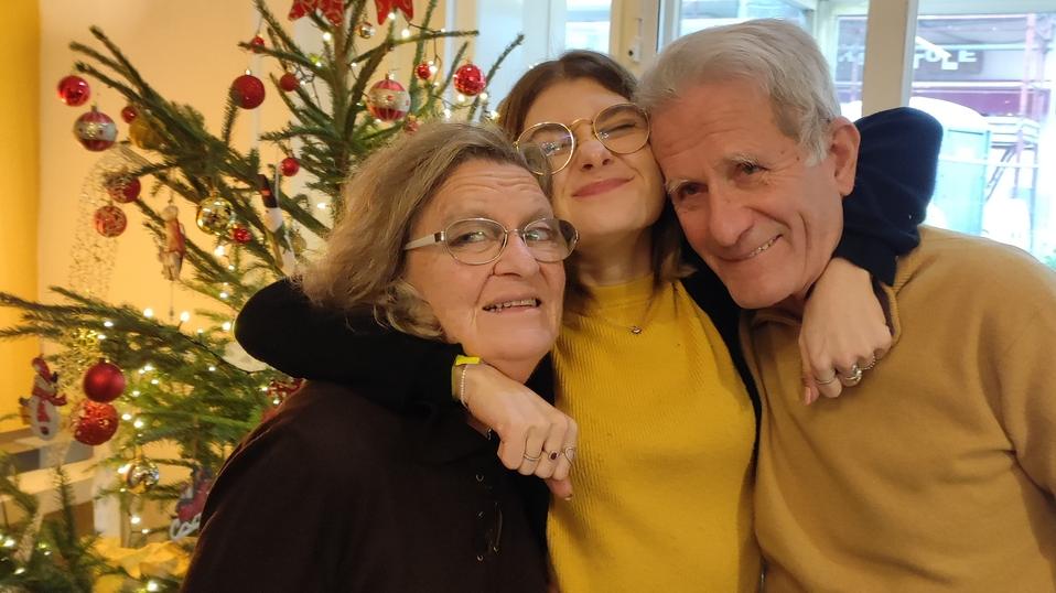 Giulia Lorenzetti con i nonni Antonio e Roberta