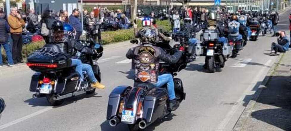 Una carica di 1.300 harleysti ha sfilato e incantato la città