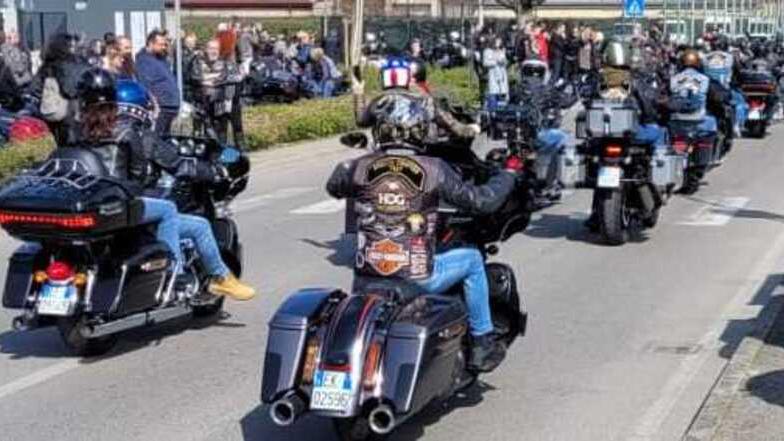 Una carica di 1.300 harleysti ha sfilato e incantato la città