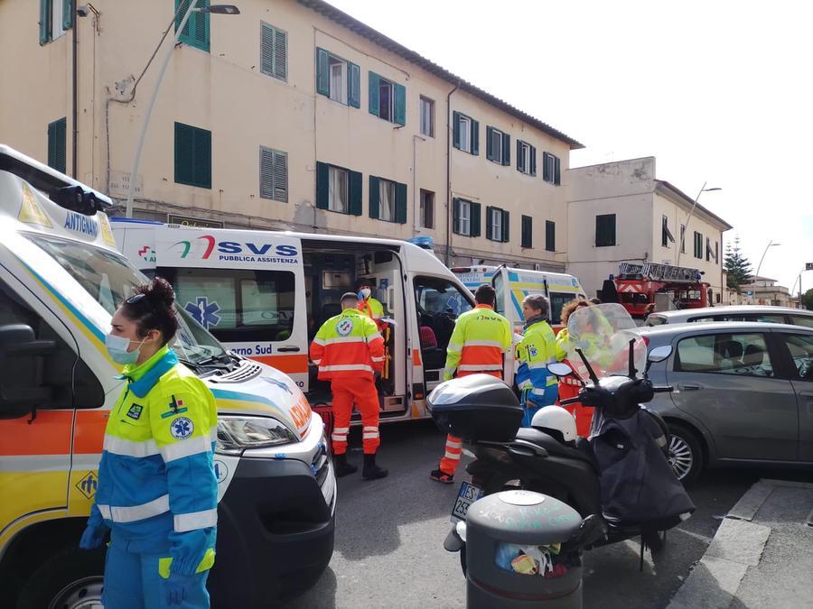 Livorno, incendio in un palazzo di via del Pastore: sei intossicati. C’è l’ipotesi dolosa