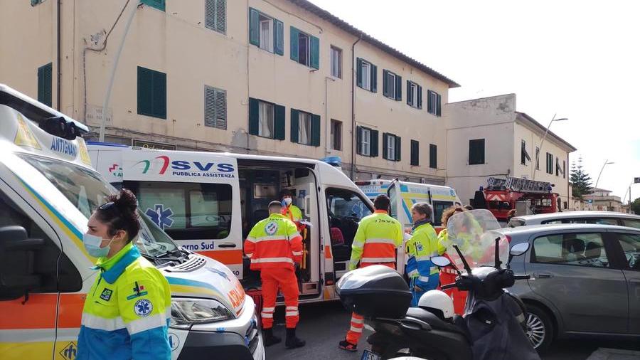 Livorno, incendio in un palazzo di via del Pastore: sei intossicati. C’è l’ipotesi dolosa