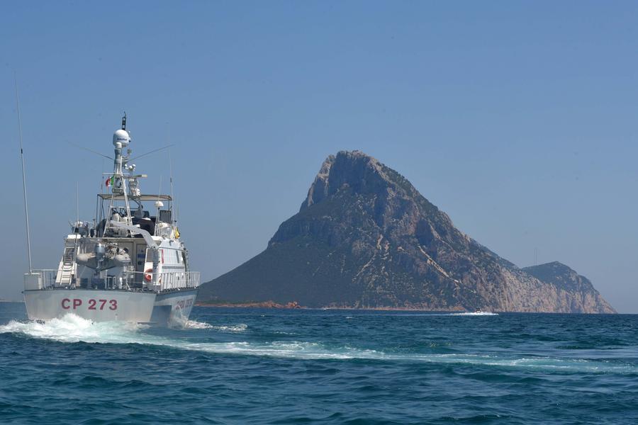 Una motovedetta della Capitaneria fa rotta verso Tavolara
