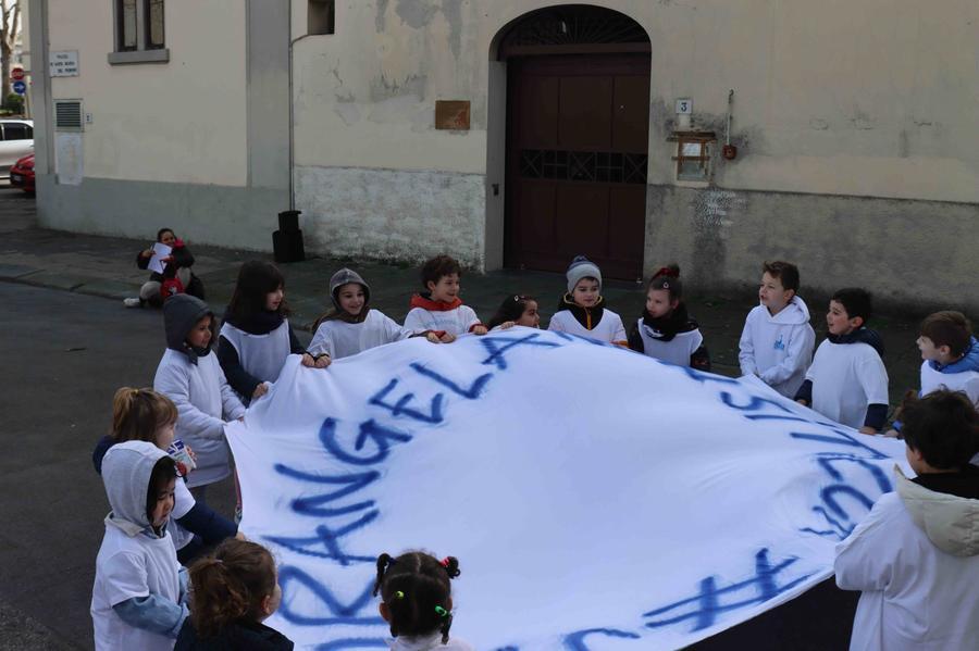 Flash mob di genitori e bimbi per non far trasferire suor Angela