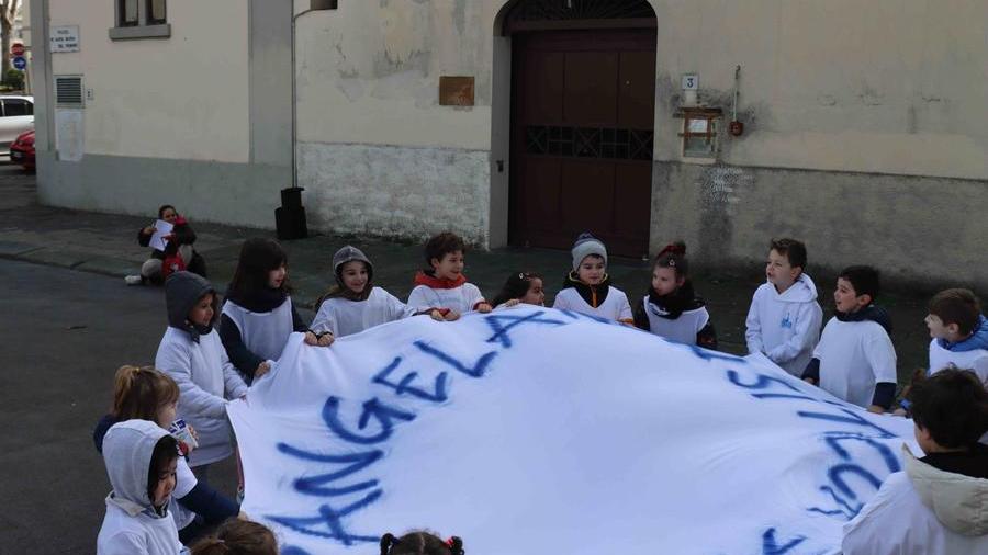 Flash mob di genitori e bimbi per non far trasferire suor Angela