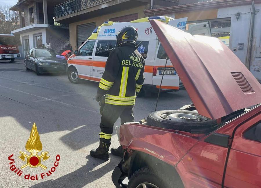 Scontro frontale a Bono, due persone ferite