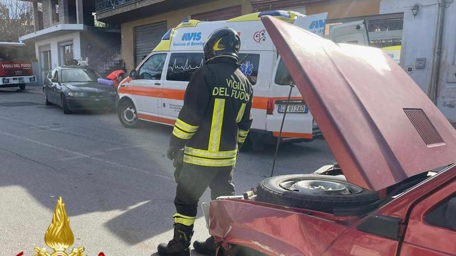 Scontro frontale a Bono, due persone ferite