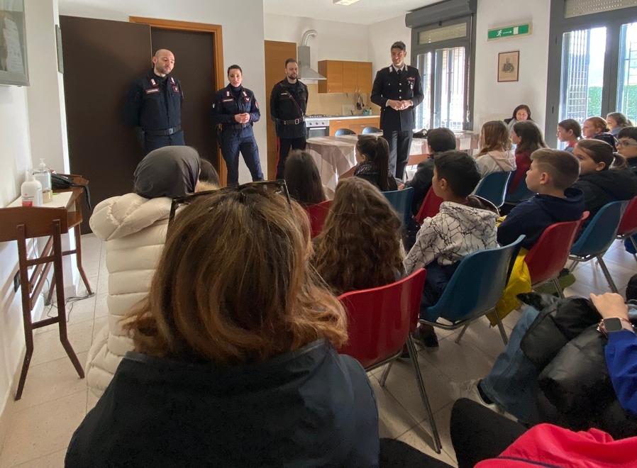 I carabinieri fanno lezione di legalità Bambini in visita alla caserma dell’Arma
