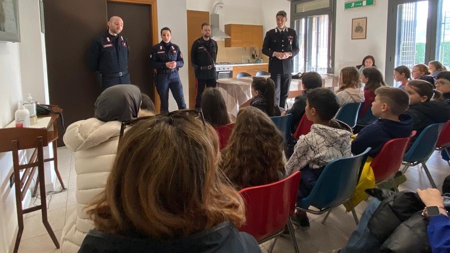 I carabinieri fanno lezione di legalità Bambini in visita alla caserma dell’Arma