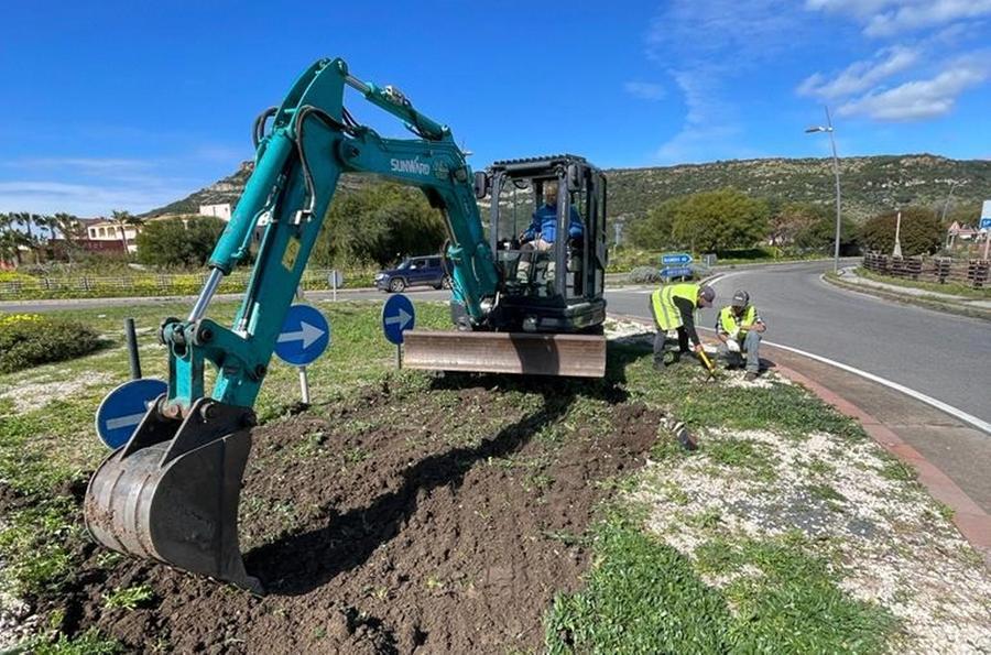 
	L'intervento alla rotatoria sulla 129 bis all'ingresso di Bosa (foto Farina)

