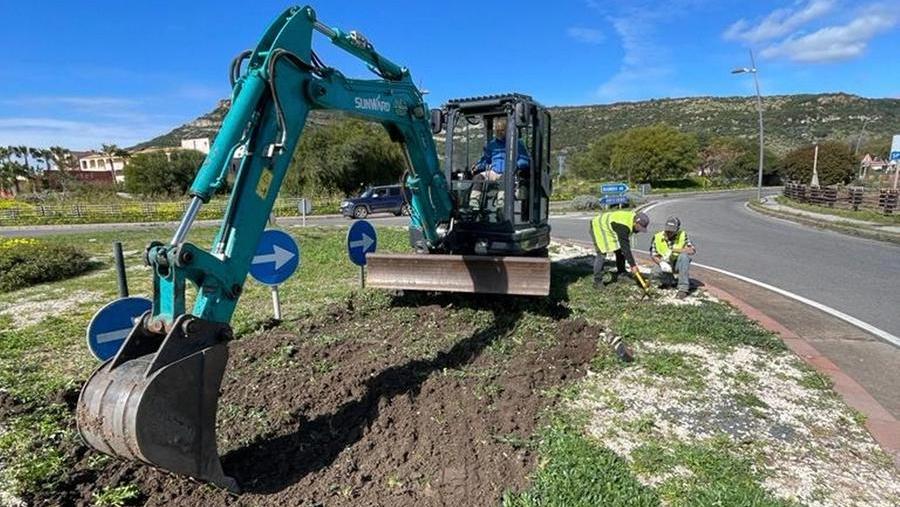 L'intervento alla rotatoria sulla 129 bis all'ingresso di Bosa (foto Farina)