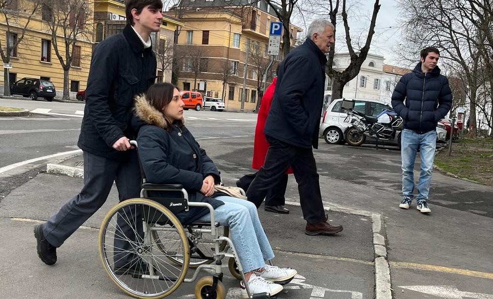 Modena Tra marciapiedi e sanpietrini: muoversi in carrozzina è dura 