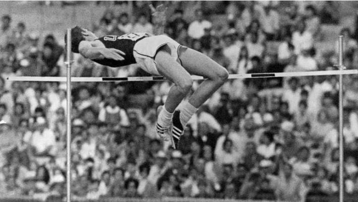 
	Dick Fosbury in azione a Citt&agrave; del Messico

