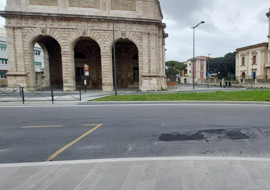 Livorno, la “strana” buca sul viale Italia: sotto ci scorre il rio Maggiore