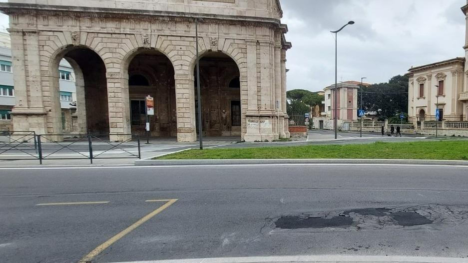 Livorno, la “strana” buca sul viale Italia: sotto ci scorre il rio Maggiore