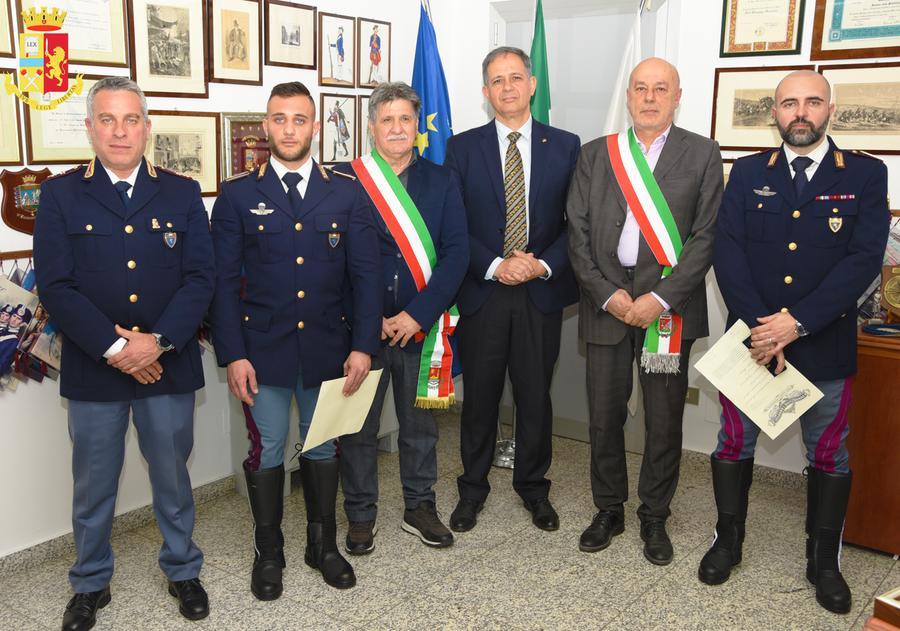 
	Nella foto al centro il Questore Giardina, i sindaci di San Vero e Riola, il comandante della stradale e i due agenti con il riconoscimento

