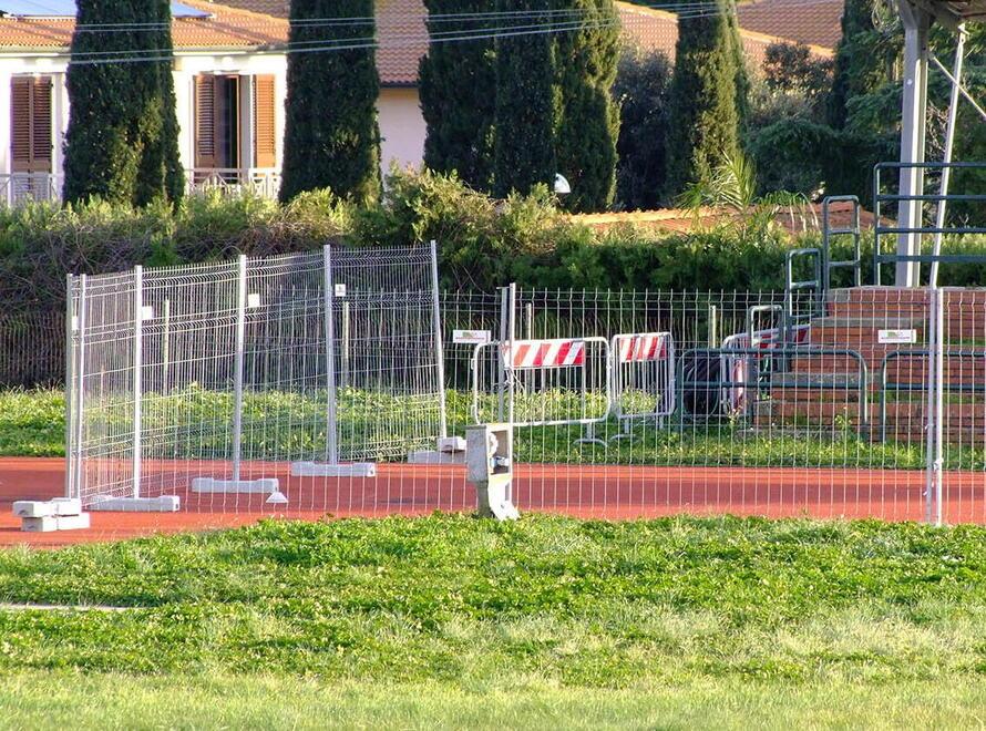 Piombino, sulla pista d’atletica del “Simeone” non corrono più nemmeno i lavori