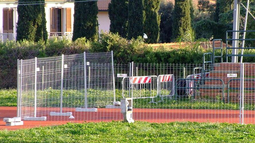 Piombino, sulla pista d’atletica del “Simeone” non corrono più nemmeno i lavori