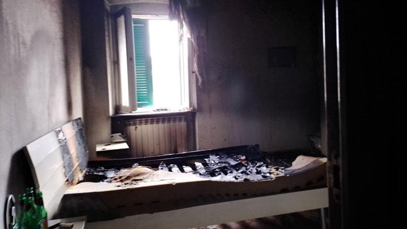 Il fuoco in casa, le grida e la paura: sei intossicati nell’incendio in via del Pastore