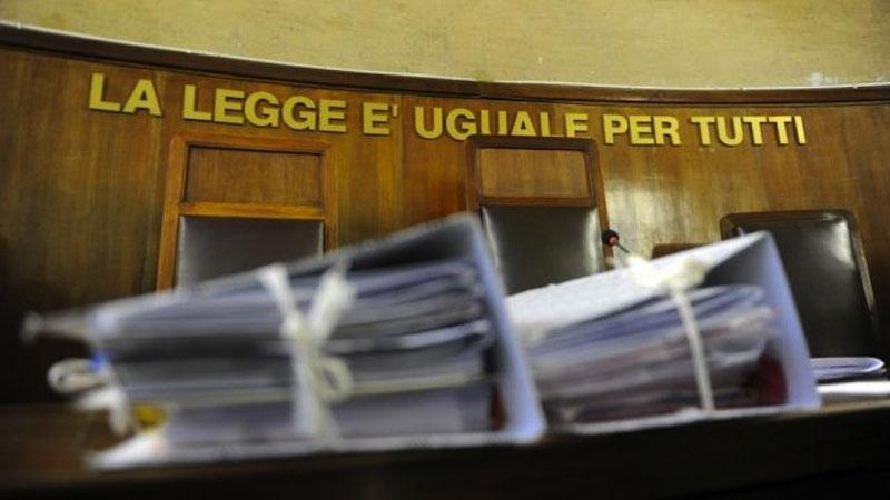 Picchia e minaccia la compagna. «Butto la bimba dalla finestra» 