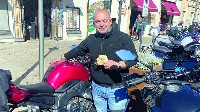 Morto a 50 anni durante la gita con gli amici a Volterra, aveva acquistato la moto da pochi giorni