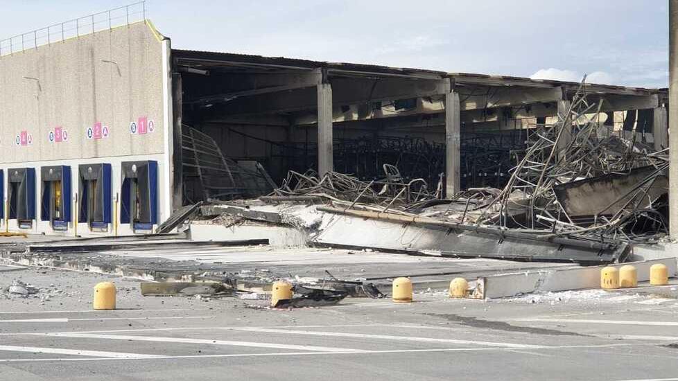 Spente le fiamme alla cartiera. Scuole riaperte con un’eccezione