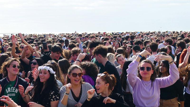 I ragazzi invadono piazza Mazzini. Che festa per i 100 giorni all’esame