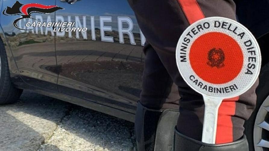 Un carabiniere e un'auto del Norm (foto d'archivio)