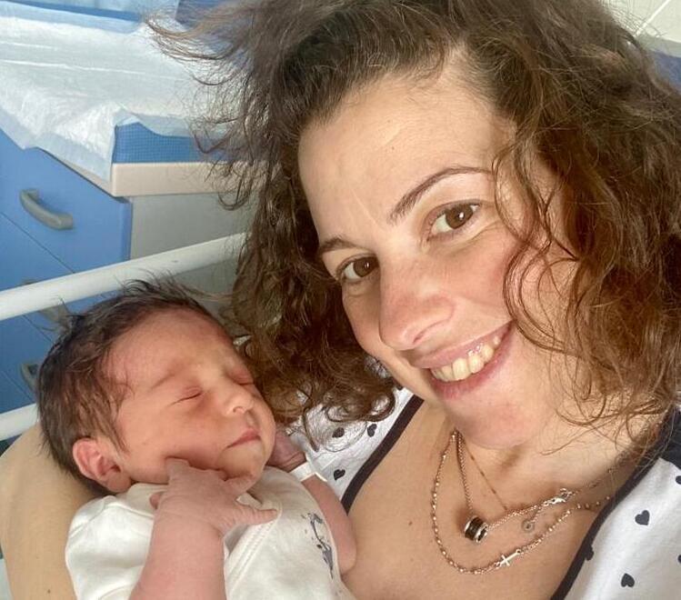 Dopo ventitré anni senza la cicogna arriva il 29º abitante: Posterla e le festa per Theo