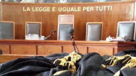 Botte alla bambina perché non fa i compiti