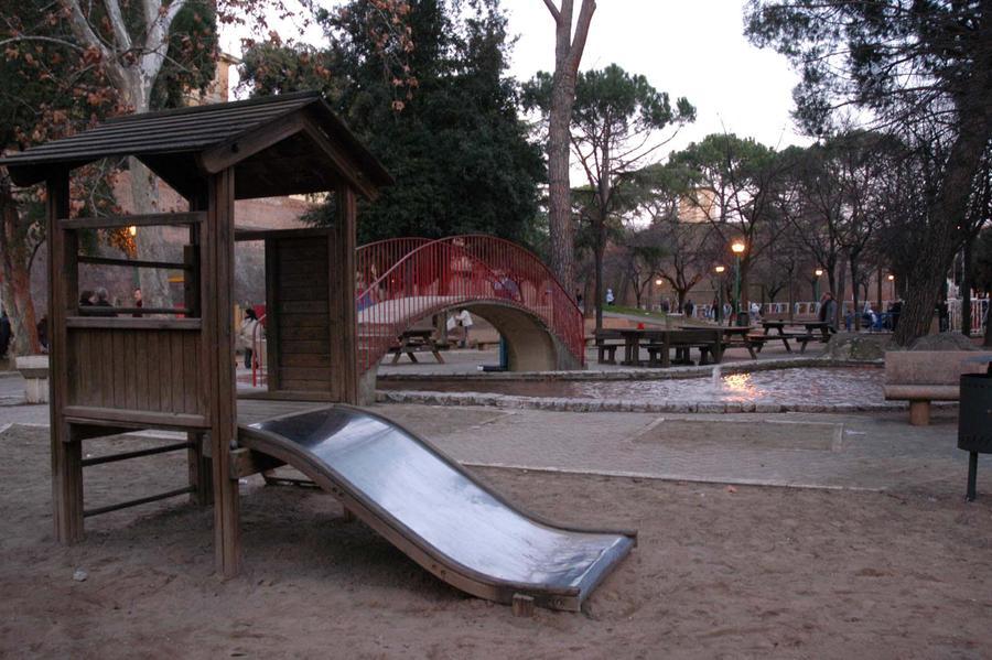 Parco divertimenti, giardini pubblici
parco giochi via ximenes