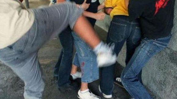 Firenze, spedizione punitiva fuori da scuola: aggrediti tre minorenni