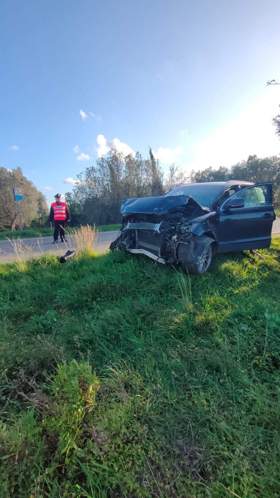 Scontro fra auto a un incrocio sulla vecchia 125: muore sul colpo una donna