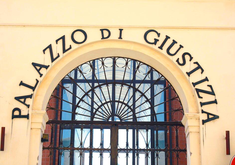 Ferrara, una sambuca costa due condanne ai due giovani del caos in centro