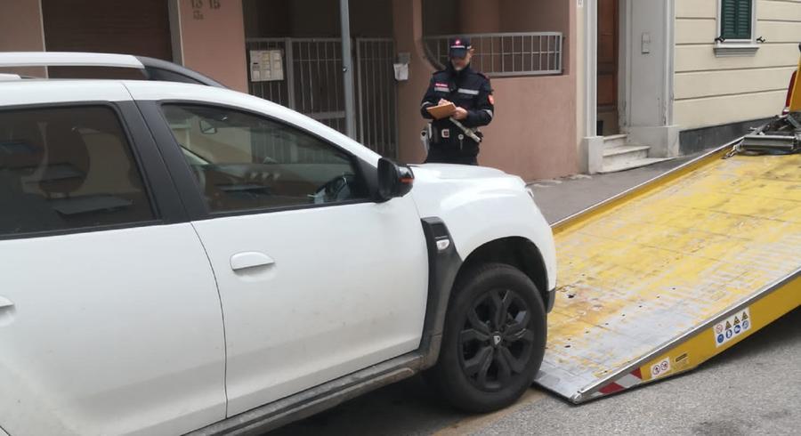 
	Un agente impegnato in una rimozione

