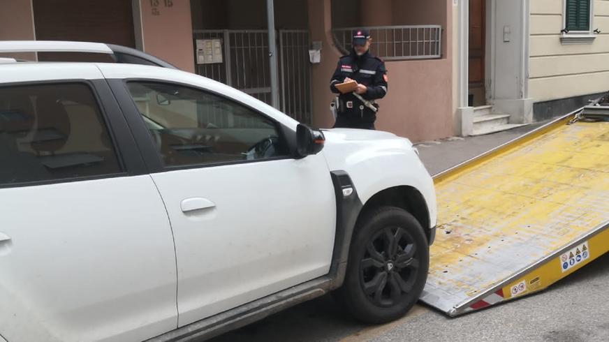 Un agente impegnato in una rimozione