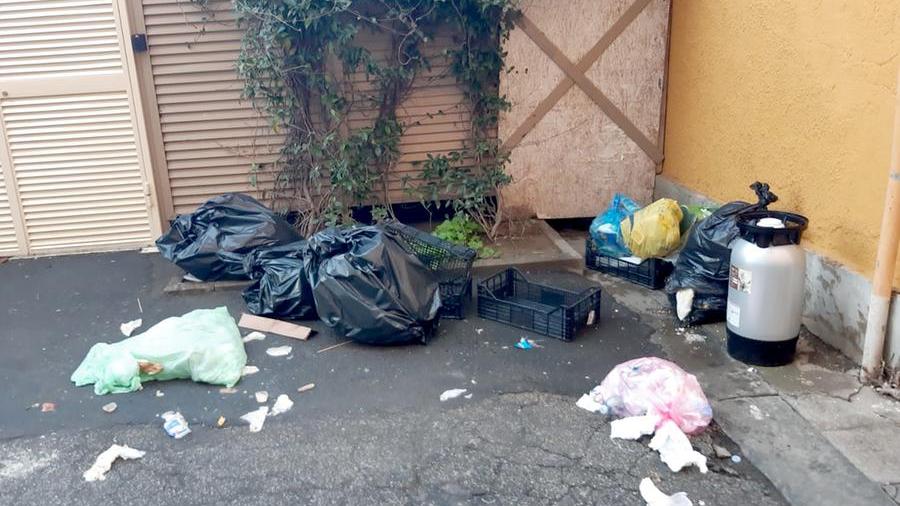Rifiuti abbandonati fuori dall'isola ecologica via di Sant'Anna, in Venezia