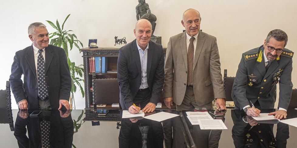 La firma dell'accordo (foto Daniele Stefanini/Agenzia Silvi)