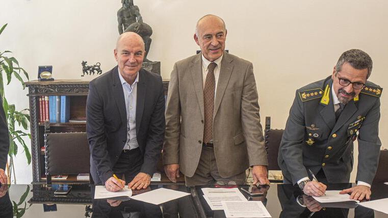 La firma dell'accordo (foto Daniele Stefanini/Agenzia Silvi)