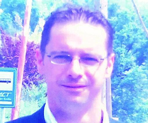 Incastrato nell’auto in fiamme muore carbonizzato a 49 anni